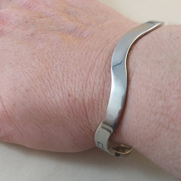 Elegant Sterlig Silver Wave Bangle - Picture 3 of 14